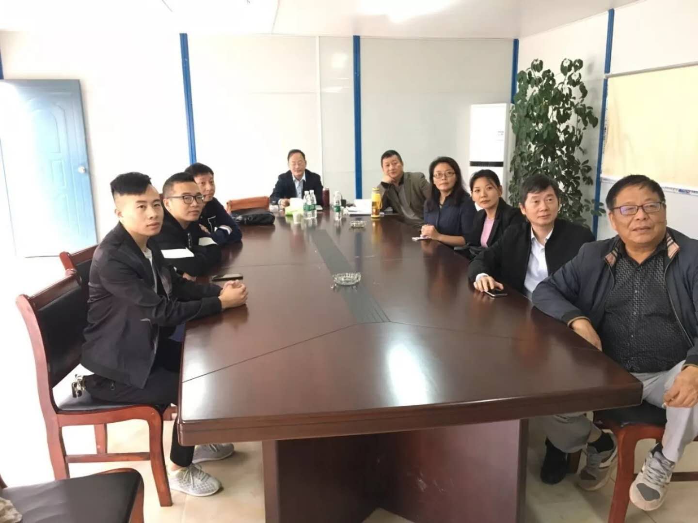 吉興汽車城全體員工學(xué)習(xí)觀看十九大幕盛況